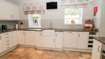 Cottage | Private kitchen | Fridge, dishwasher, electric kettle, toaster