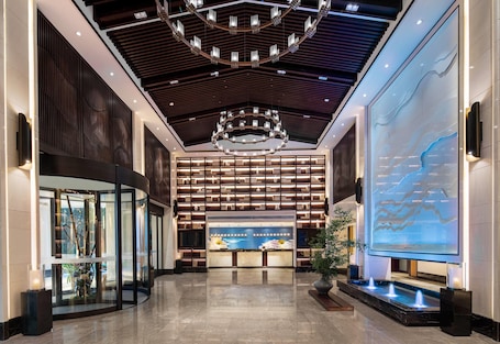 Lobby. Ramada by Wyndham Xianning Xishan Mountain