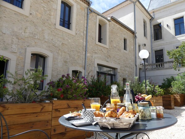 Outdoor dining - Luxury Suite with Spa - La Nébuleuse (Vendres)