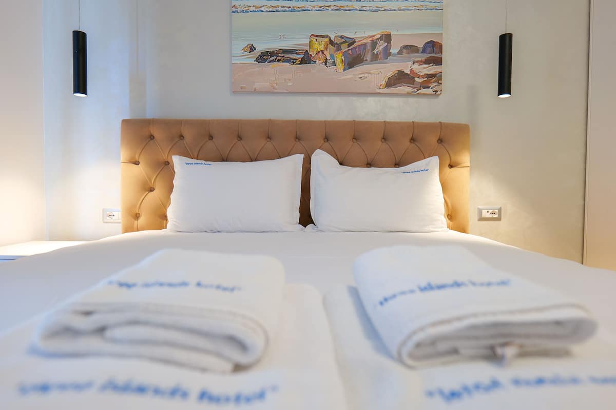 Vierbettzimmer, Balkon, Meerblick | Kostenloses WLAN, Bettwäsche