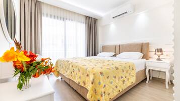 Svit Standard - utsikt mot staden | Allergitestade sängkläder, memory foam-madrasser och skrivbord