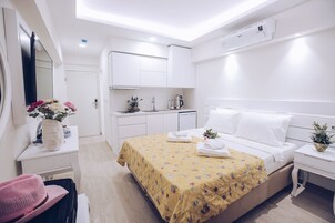 Studio Suite, Balcony | Hypo-allergenic bedding, memory foam beds, desk, soundproofing