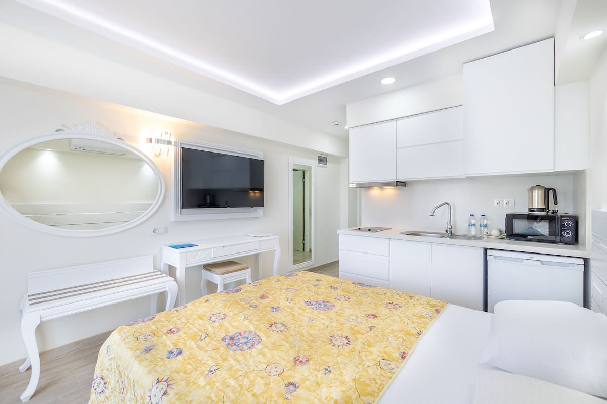 Suite Studio, balcon | 1 chambre, literie hypoallergénique, matelas mémoire de forme, bureau