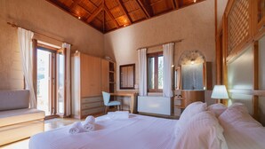 Une chambre d’hôtel comprenant un lit, un bureau, une chaise, un canapé et une salle de bain.