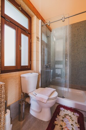 华丽别墅 | 浴室 | 免费洗浴用品、吹风机、毛巾、卫生纸