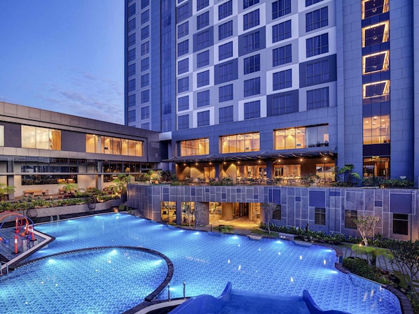 2 outdoor pools, open 6:00 AM to 7:00 PM, pool loungers