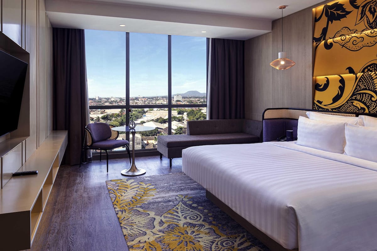 Premium bedding, free minibar, in-room safe, desk
