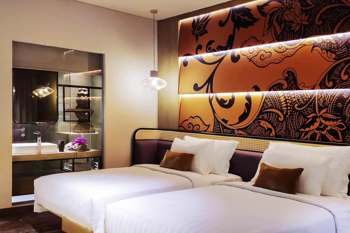 Rom – deluxe, 2 enkeltsenger, byutsikt | Sengetøy av topp kvalitet, minibar (inkludert) og safe på rommet