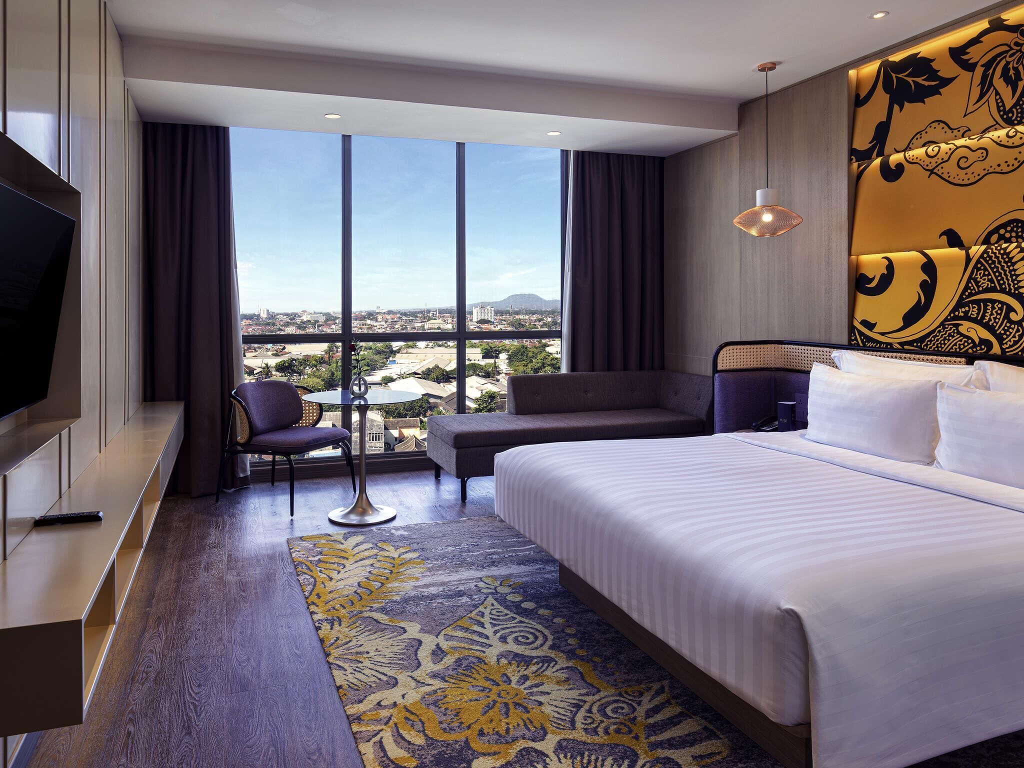Deluxe Room, 1 King Bed, Mountain View