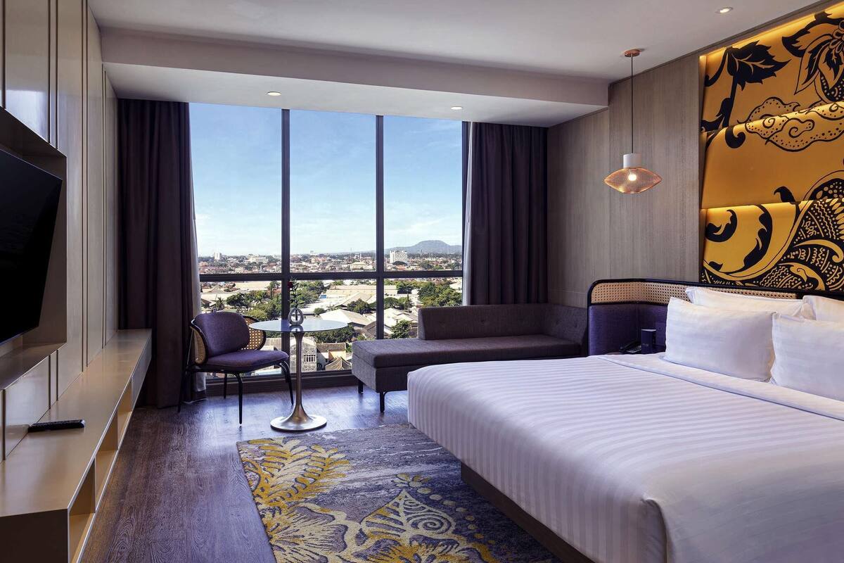 Deluxe Room, 1 King Bed, Mountain View