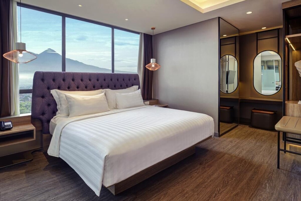 Suite ejecutiva, 1 cama de matrimonio grande, vistas a la montaña | Ropa de cama de alta calidad y minibar con artículos gratuitos