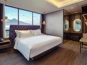 Suite ejecutiva, 1 cama de matrimonio grande, vistas a la montaña | Ropa de cama de alta calidad y minibar con artículos gratuitos