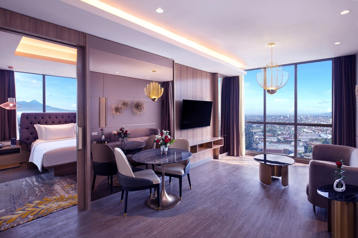 Suite – executive, 1 kingsize-seng, fjellutsikt | Oppholdsområde | En 55-tommers LED-TV med digitale kanaler samt TV og leker