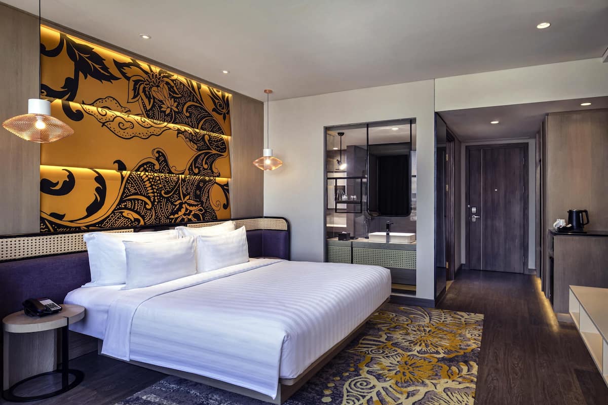 Rom – deluxe, 1 kingsize-seng, byutsikt | Sengetøy av topp kvalitet, minibar (inkludert) og safe på rommet