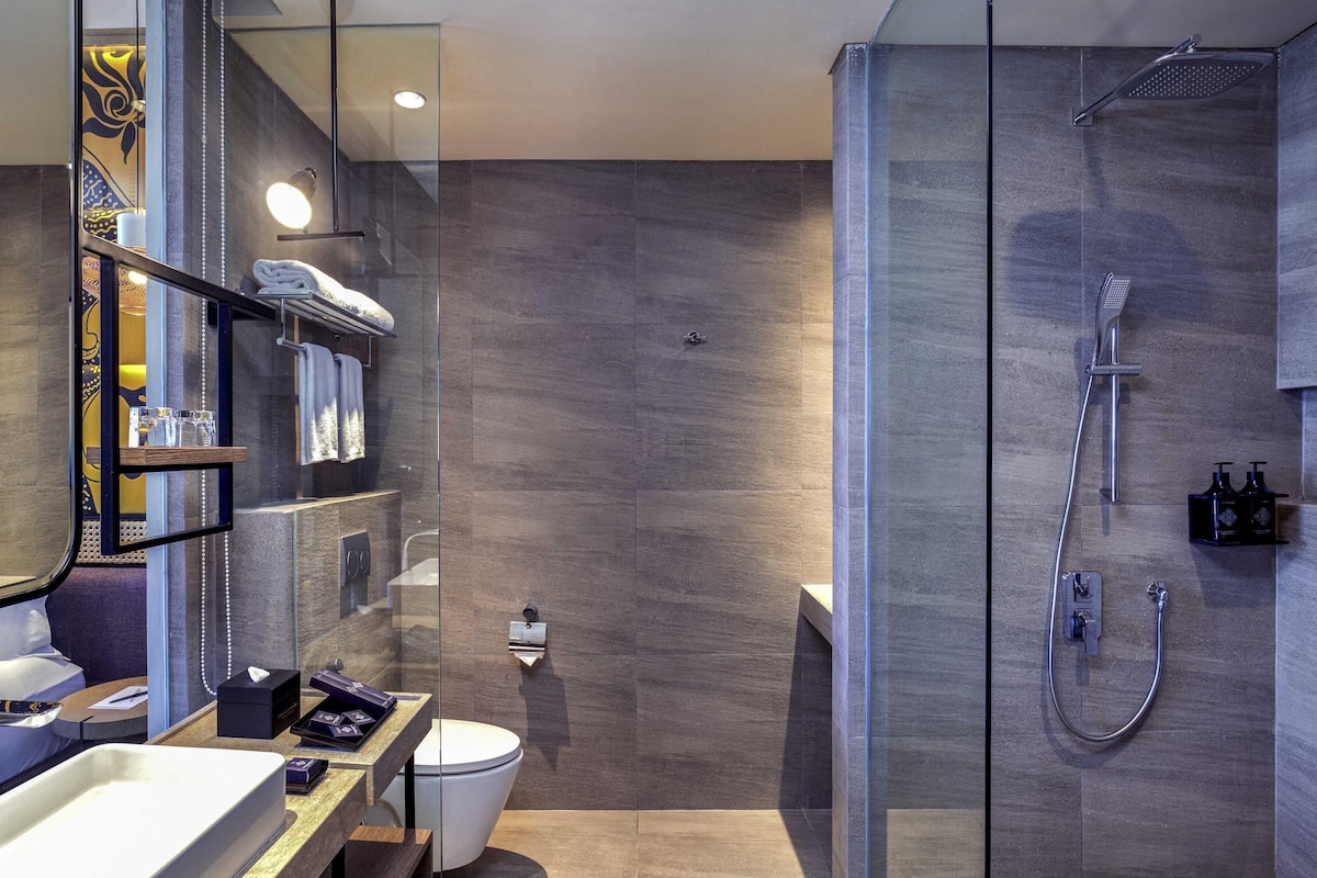 1 bedroom, premium bedding, free minibar, in-room safe