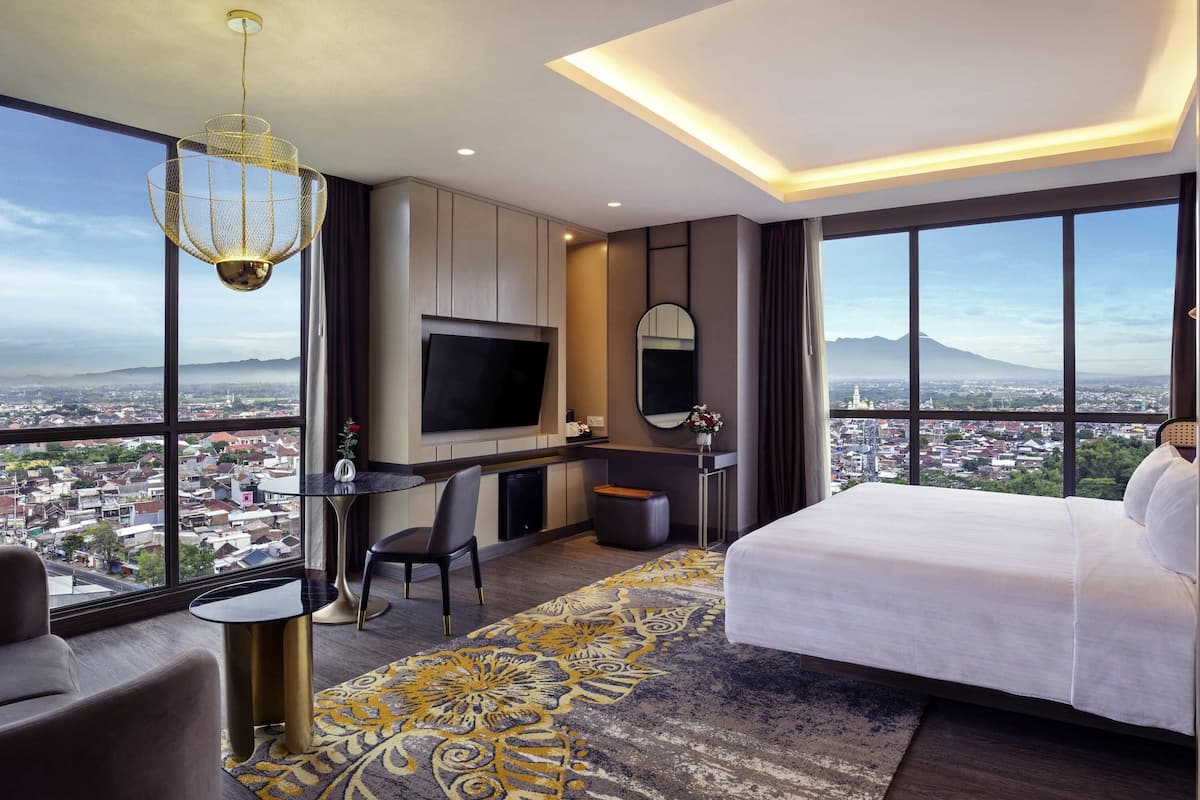 Junior Suite, 1 King Bed, Mountain View