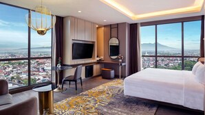 Junior Suite, 1 King Bed, Mountain View | Premium bedding, minibar (free items), in-room safe, desk - Grand Mercure Malang Mirama (Malang)