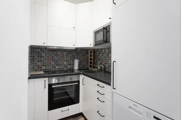 Kühlschrank, Mikrowelle, Ofen, Herdplatte