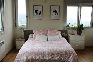 4 habitaciones, tabla de planchar con plancha, cuna de viaje y wifi