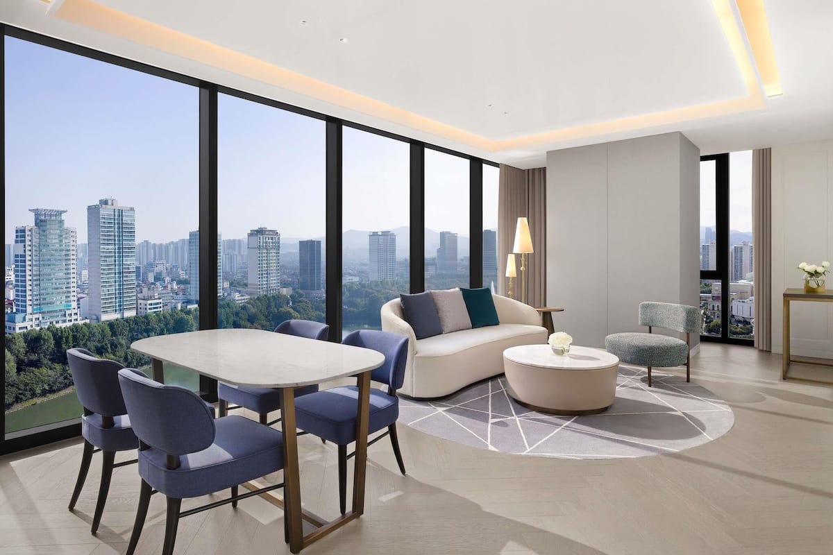Two-Bedroom Executive King Suite with Lake View