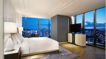 Opera Suite with Club Millésime Access, 1 King Size Bed, Lake View | Premium bedding, down comforters, in-room safe, blackout drapes