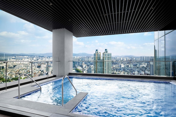 Kolam renang indoor, dengan kursi berjemur