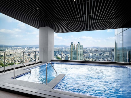 Una piscina techada, sillones reclinables de piscina