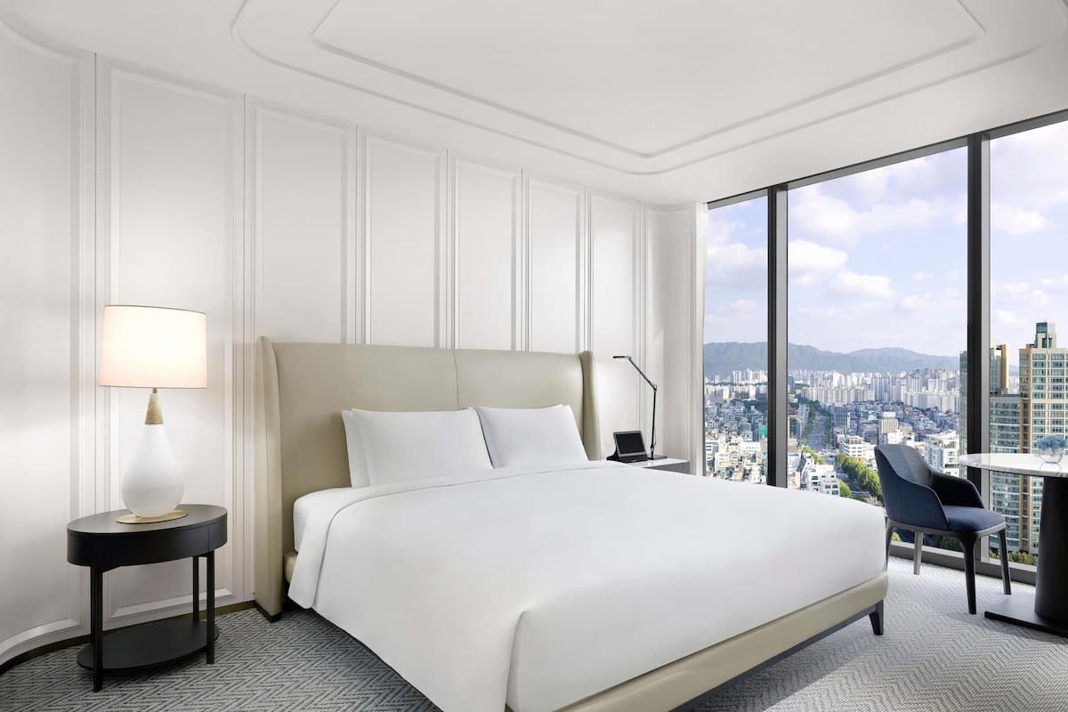 Luxe beddengoed, donsdekens, een kluis op de kamer