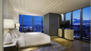 Opera Suite with Club Millésime Access, 1 King Size Bed, Lake View | Premium bedding, down comforters, in-room safe, blackout drapes
