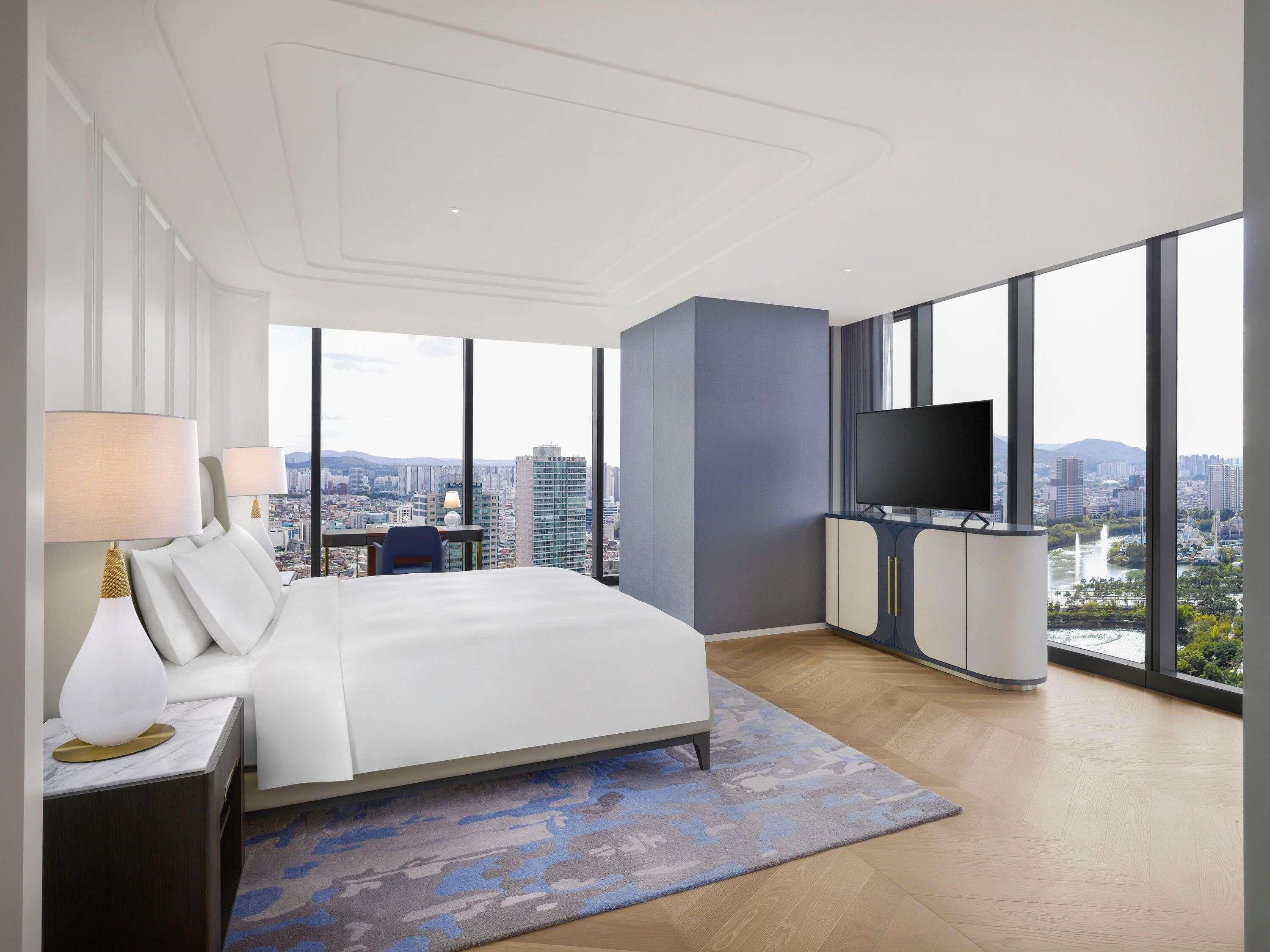 Opera Suite with Club Millésime Access, 1 King Size Bed, Lake View | Sängtillbehör av högsta kvalitet och duntäcken