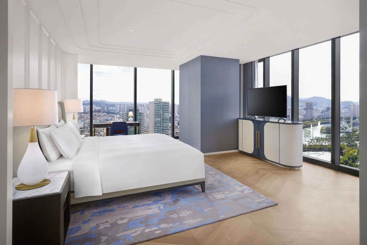 Opera Suite with Club Millésime Access, 1 King Size Bed, Lake View | Sängtillbehör av högsta kvalitet och duntäcken