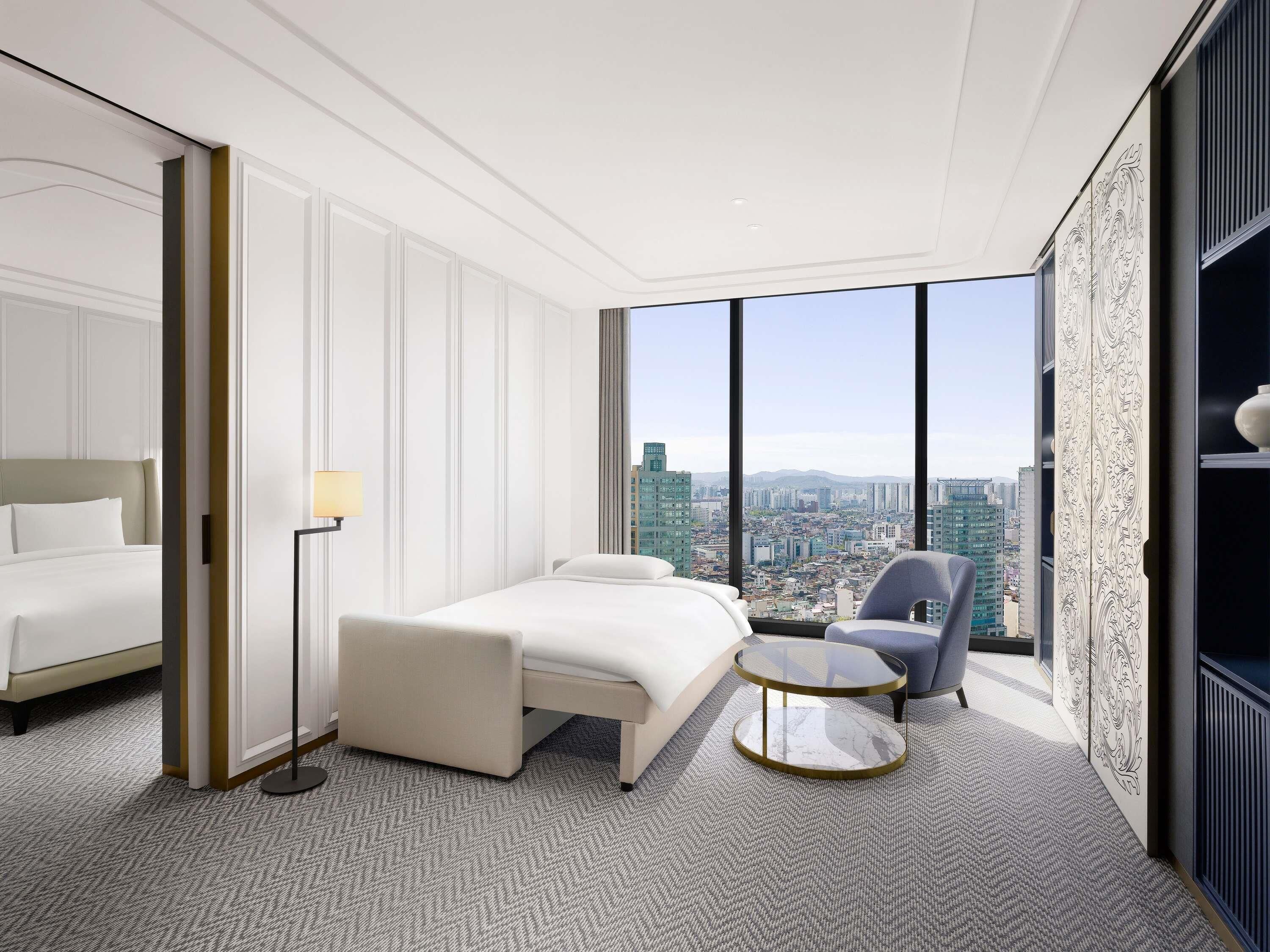 Prestige Family Suite with 1 King and 1 Sofa Beds, Lake View | 高档床上用品、羽绒被、客房内保险箱、遮光窗帘