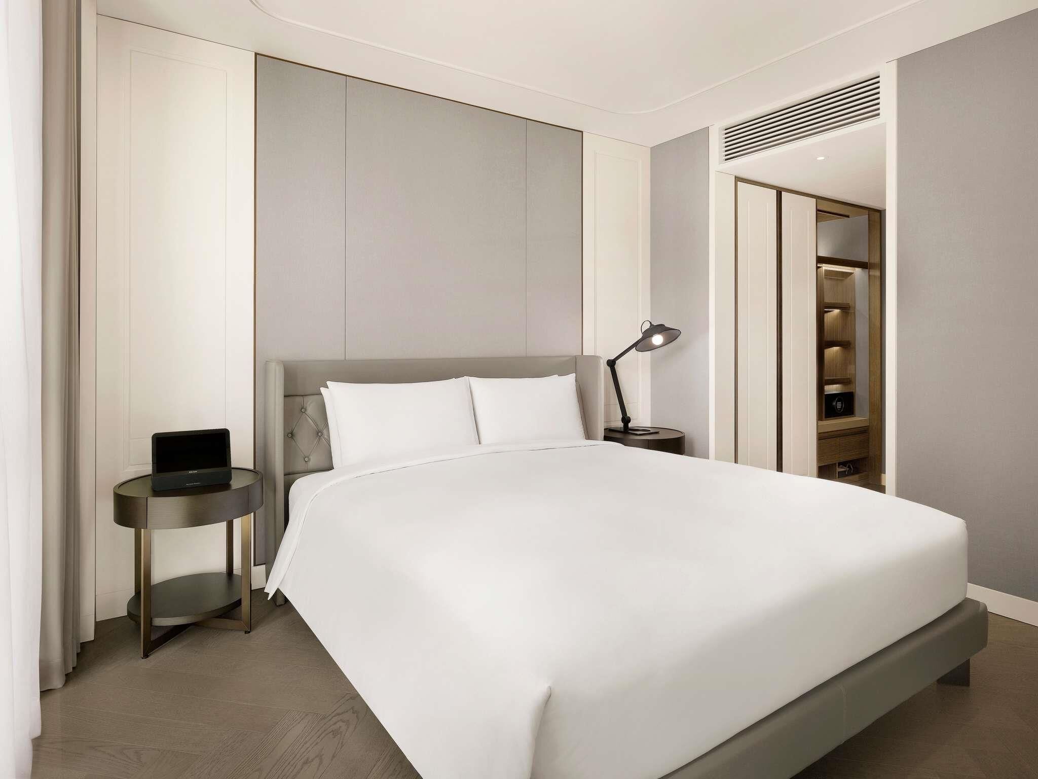 1 Bedroom Deluxe Suite with 1 King Size Bed | Ropa de cama de alta calidad y edredón 