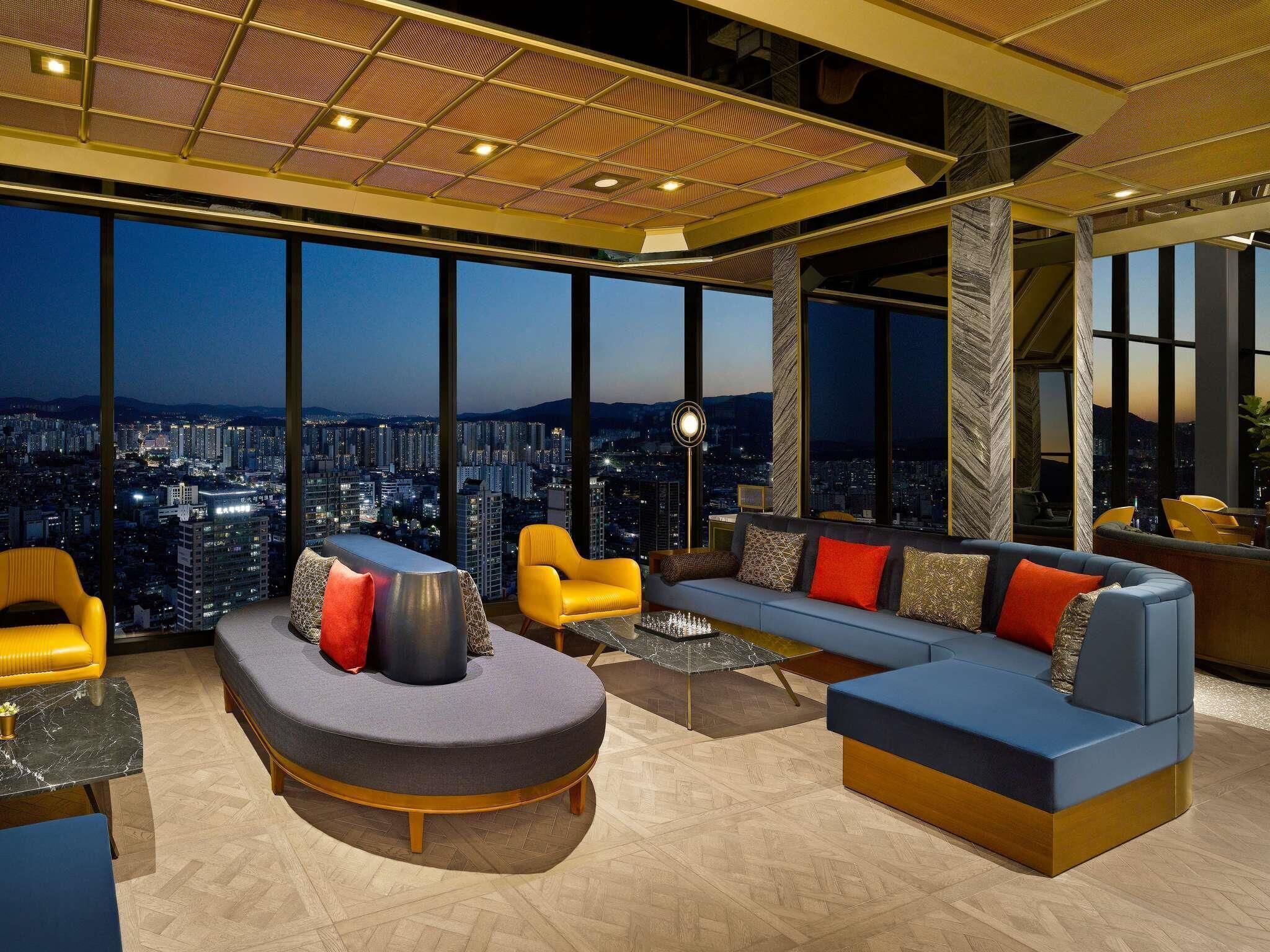 Lobby lounge
