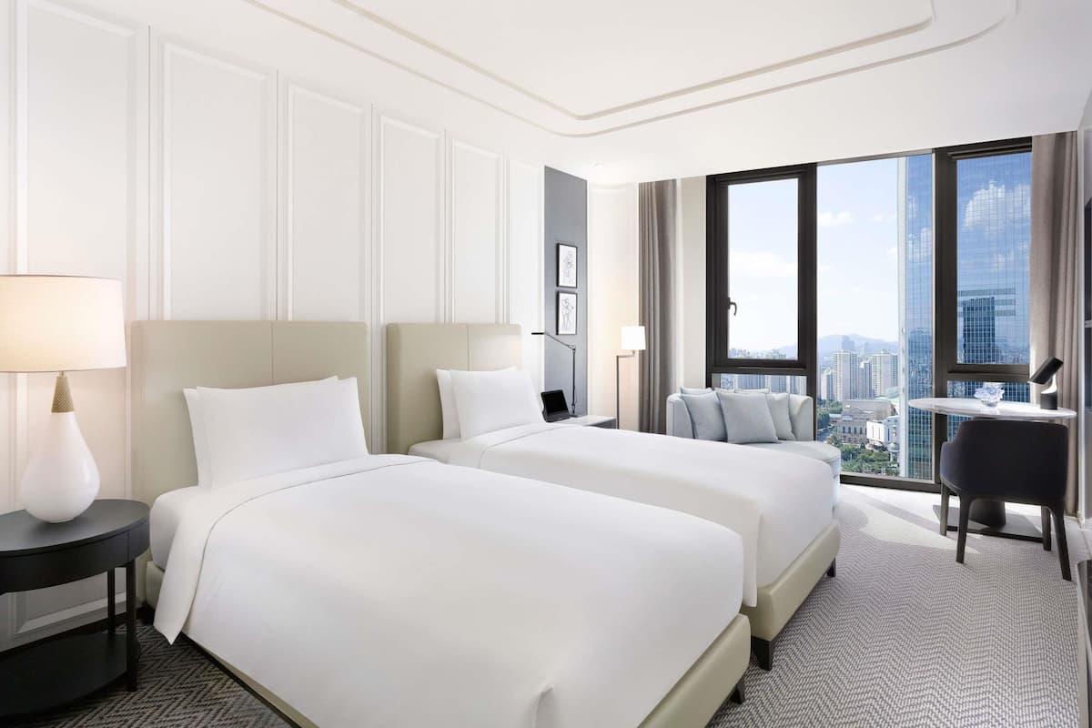 Luxury Lake room, 2 twin beds, Lake view | Roupas de cama premium, edredons de pluma, cofres nos quartos