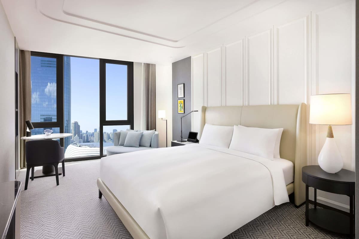 Club Luxury Room with Club Millésime Access, 1 King Size Bed, Lake View | Roupas de cama premium, edredons de pluma, cofres nos quartos