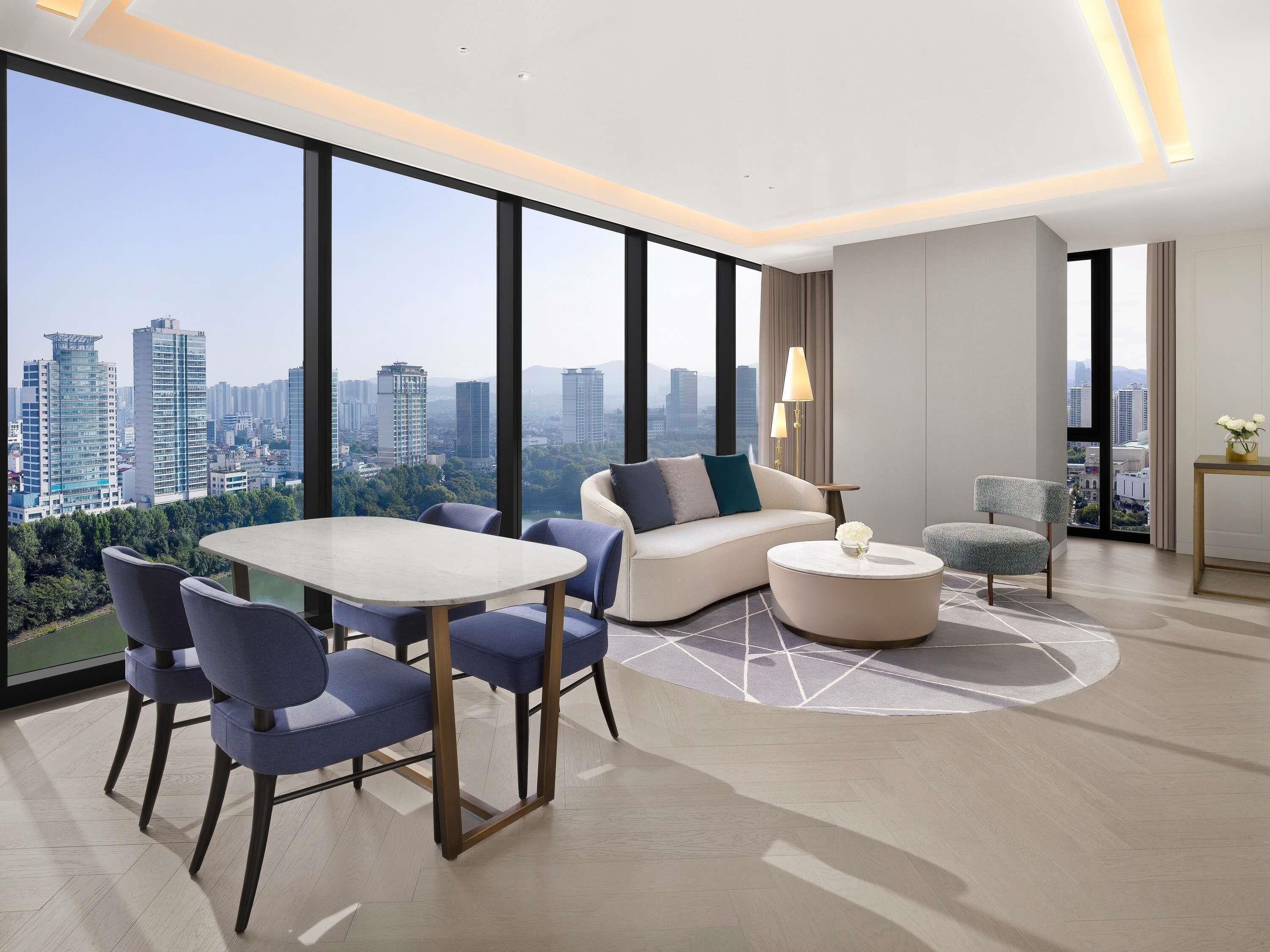 Executive suite | Luxe beddengoed, donsdekens, een kluis op de kamer