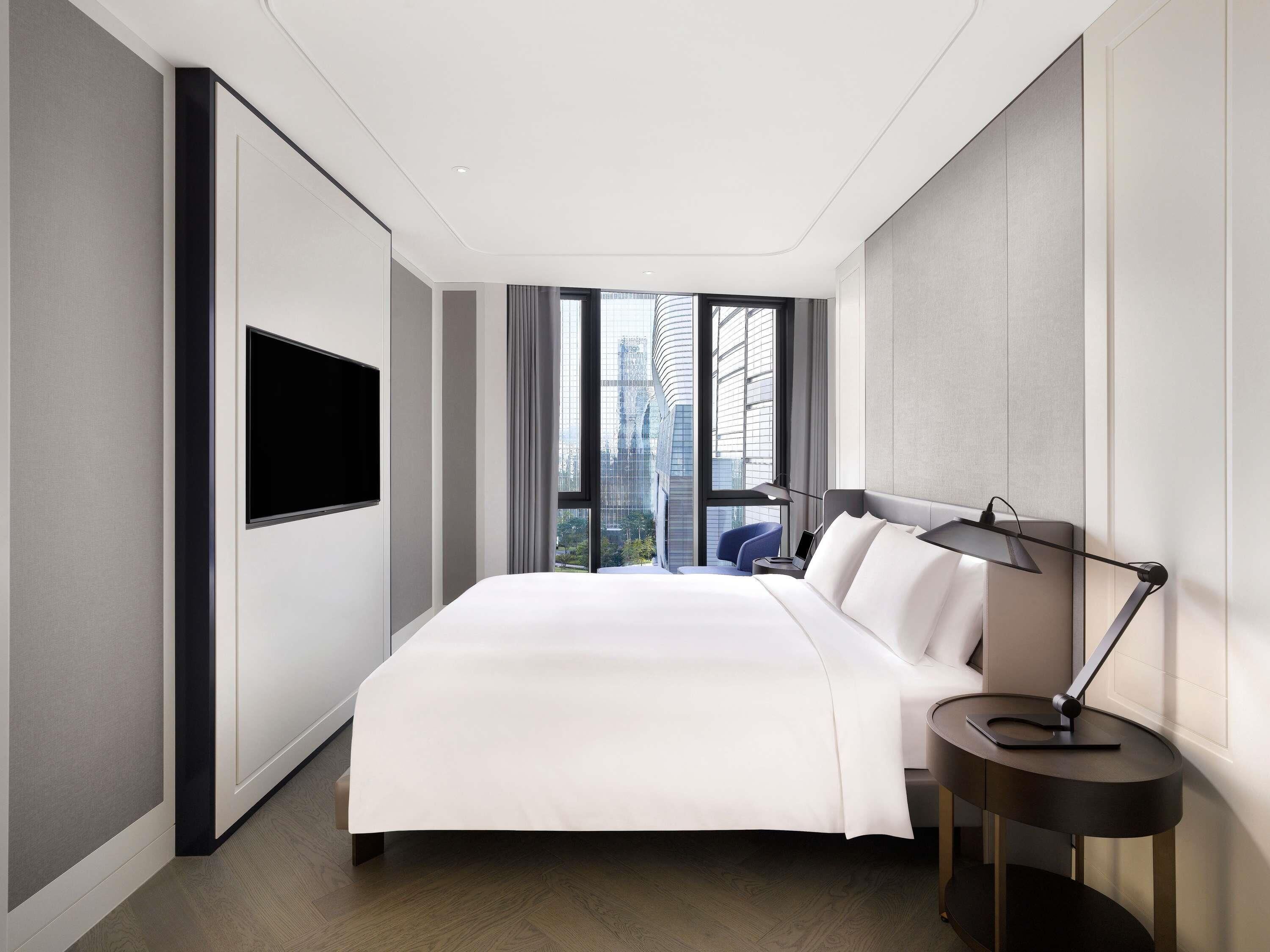 1 Bedroom Premier Suite with 1 King Size Bed | Premium bedding, down comforters, in-room safe, blackout drapes