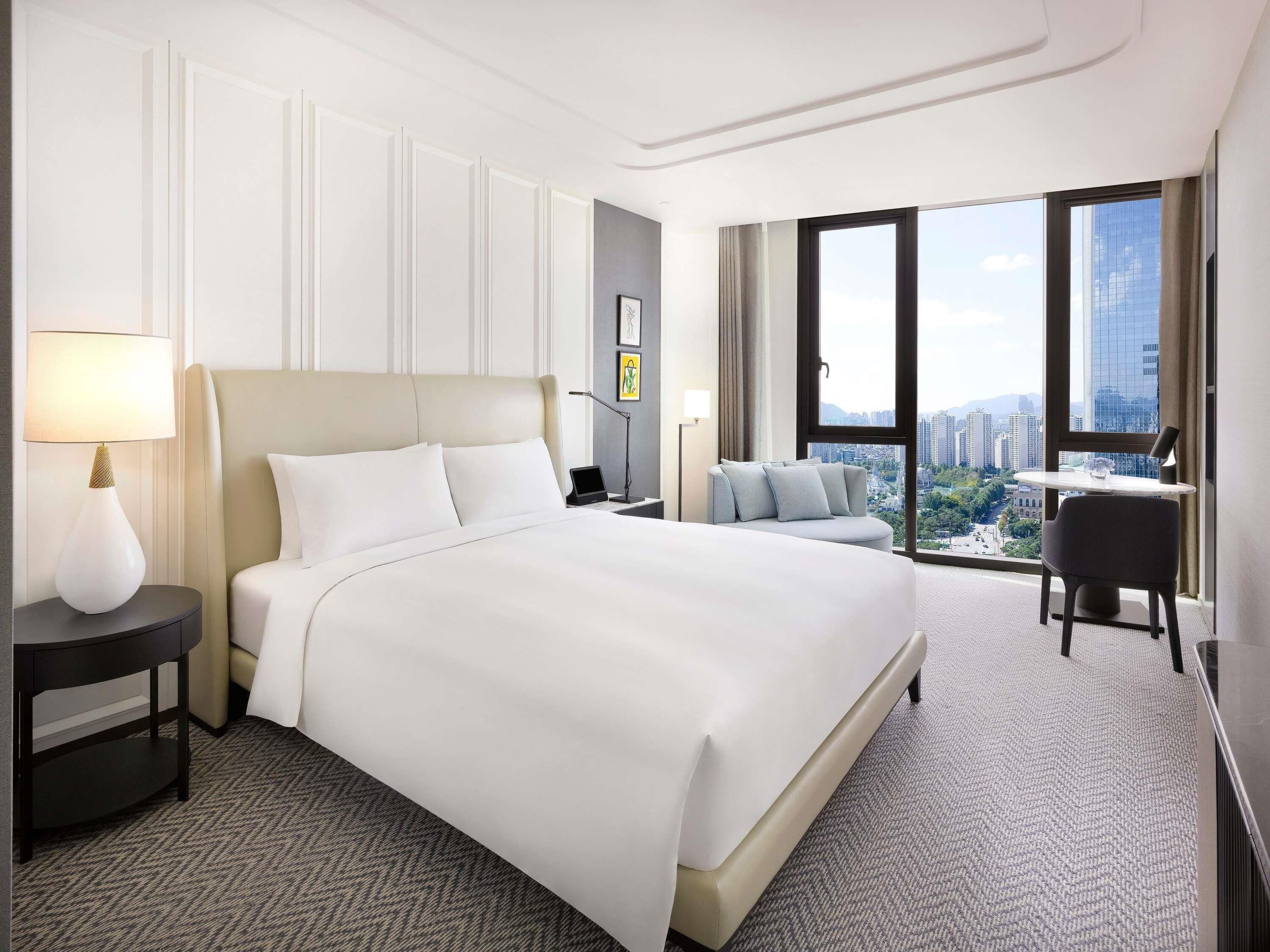 Luxury Lake Room with 1 King Size Bed, Lake View | Peralatan tempat tidur premium, gebar bulu kapas, peti besi dalam bilik 
