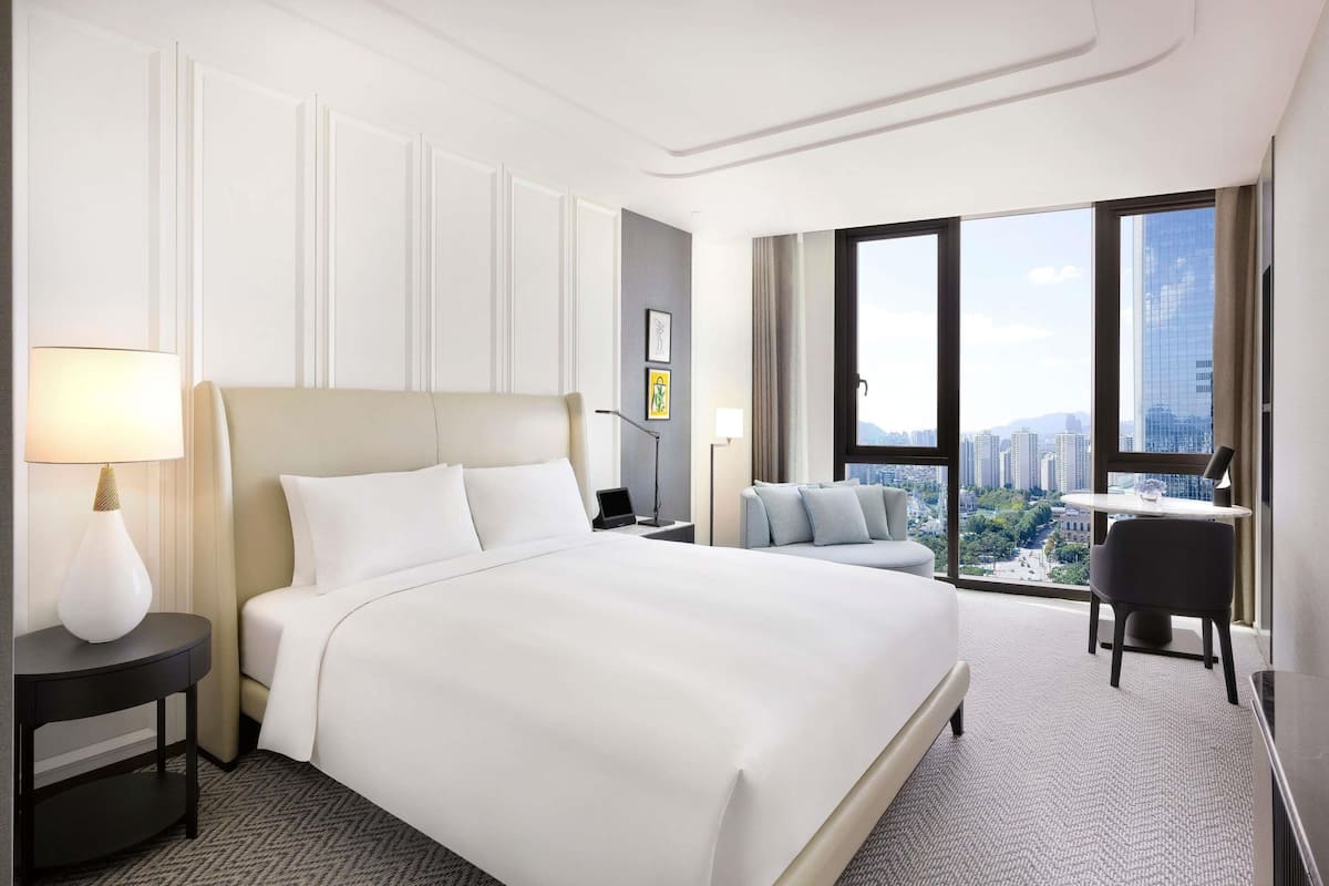 Luxury Lake Room with 1 King Size Bed, Lake View | Peralatan tempat tidur premium, gebar bulu kapas, peti besi dalam bilik