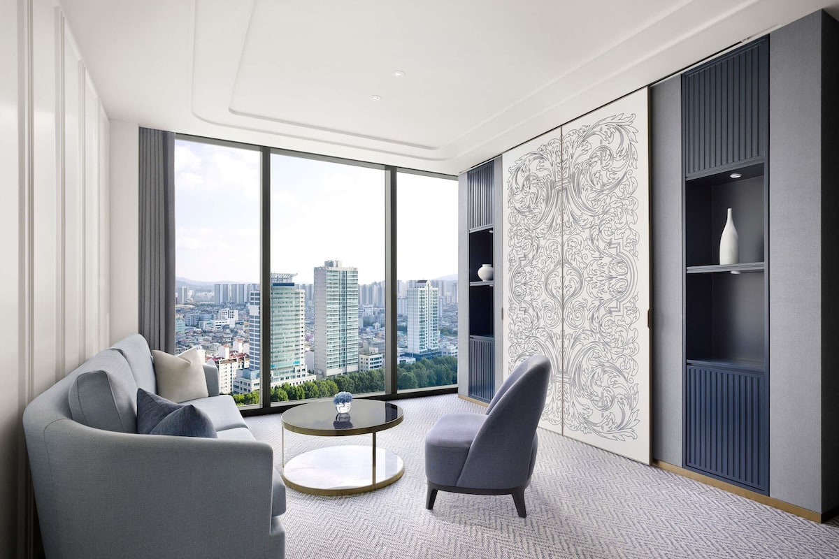 Prestige Suite with Club Millésime Access, 1 King Size Bed, Lake View | Bộ đồ giường cao cấp, chăn bông, két bảo mật tại phòng