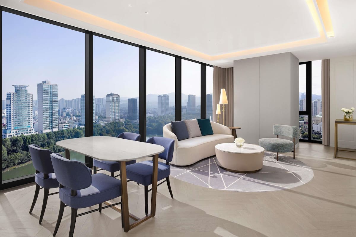 Two-Bedroom Executive King Suite with Lake View | Peralatan tempat tidur premium, gebar bulu kapas, peti besi dalam bilik