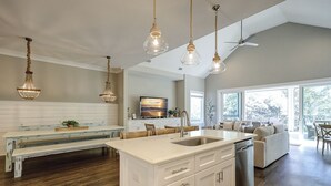 Interior - 13 Starboard Tack - Beautiful oasis w/ private dock & Pool - Sleeps up to 17 (Hilton Head Island)
