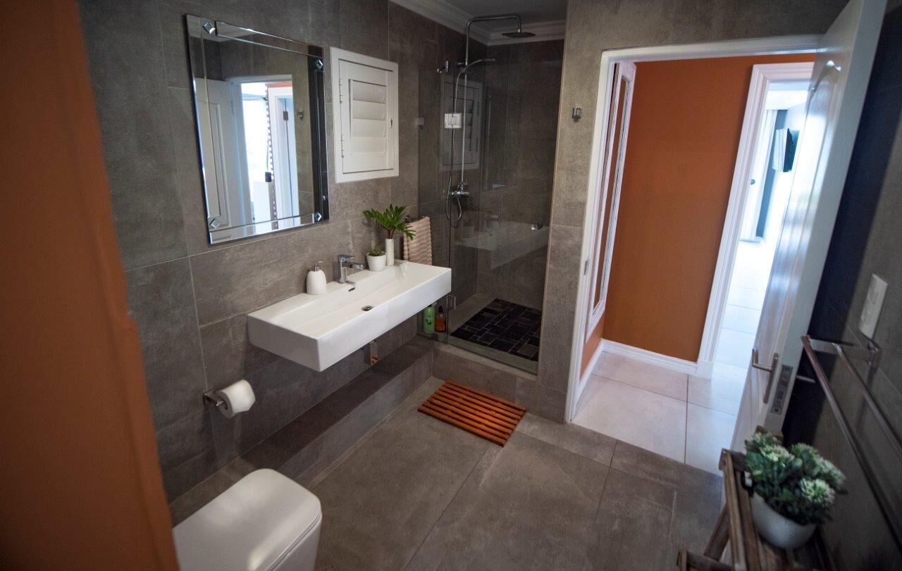 Apartment | Bathroom | Shower, hair dryer, towels