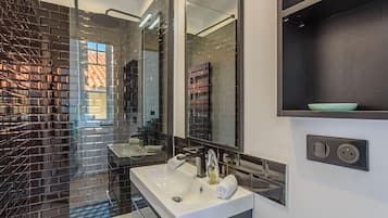 Suihku, hiustenkuivaaja, pyyhkeet