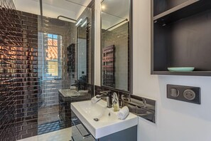 Douche, séchoir à cheveux, serviettes fournies