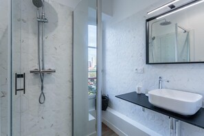 Dusj, hårføner og håndklær