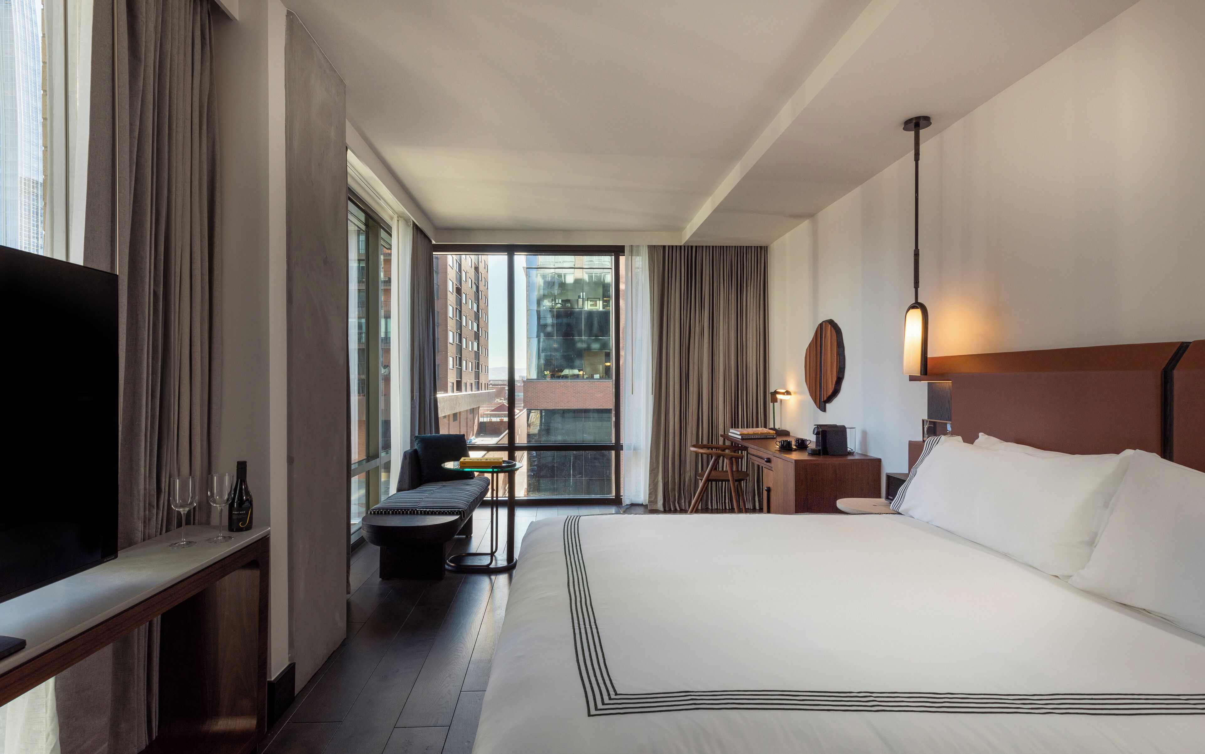 Room, 1 King Bed, Corner | Premium bedding, down comforters, pillowtop beds, minibar