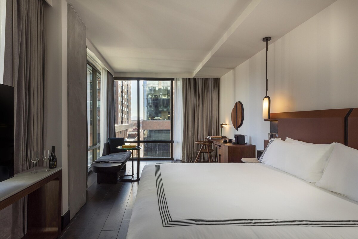 Room, 1 King Bed, Corner | Premium bedding, down comforters, pillowtop beds, minibar