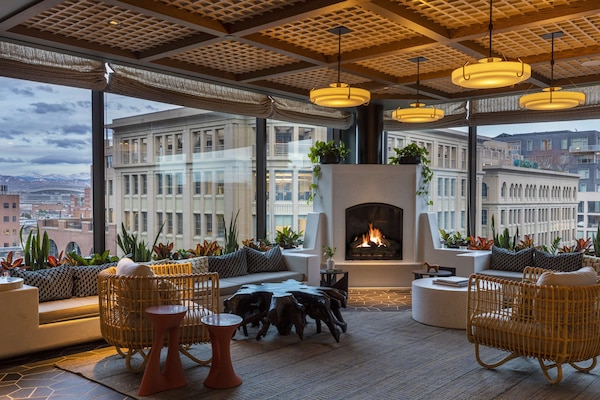 Serves lunch and happy hour